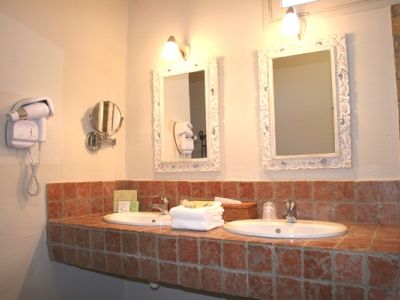 Hotel Sous Les Figuiers - Piscine, Parking, Centre 3*