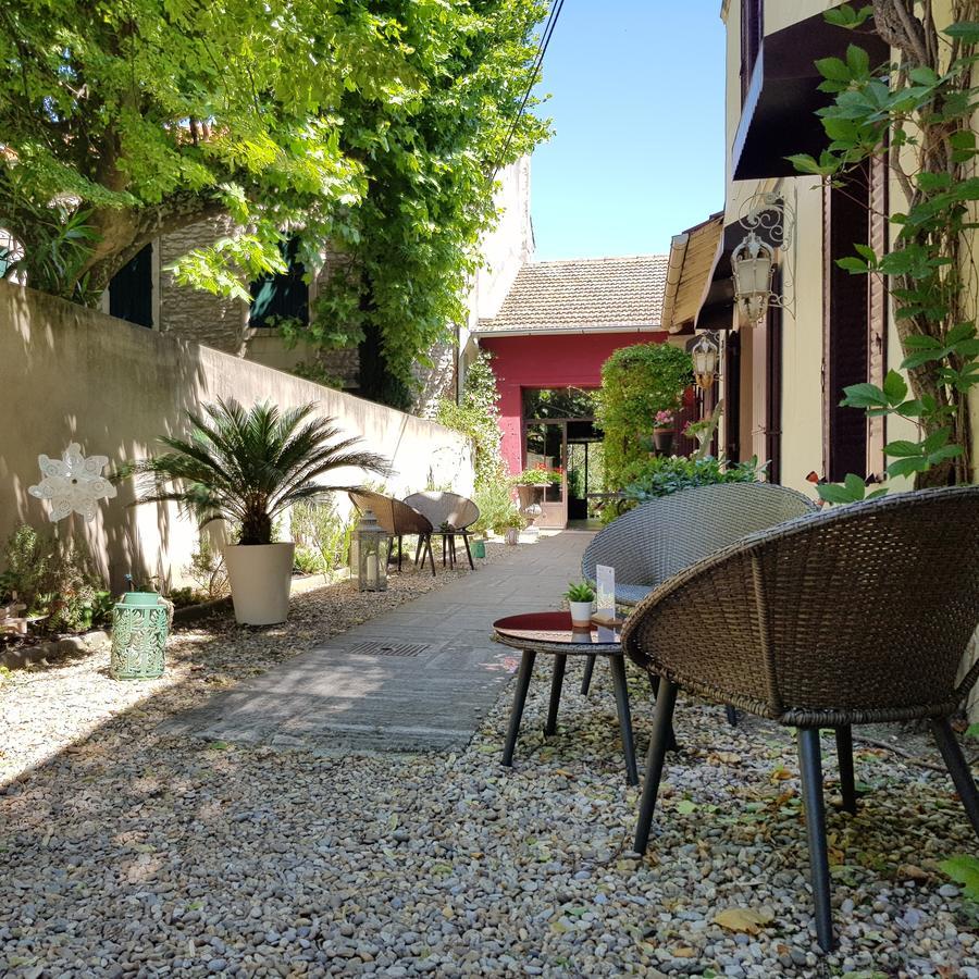 Hotel Sous Les Figuiers - Piscine, Parking, Centre 3*