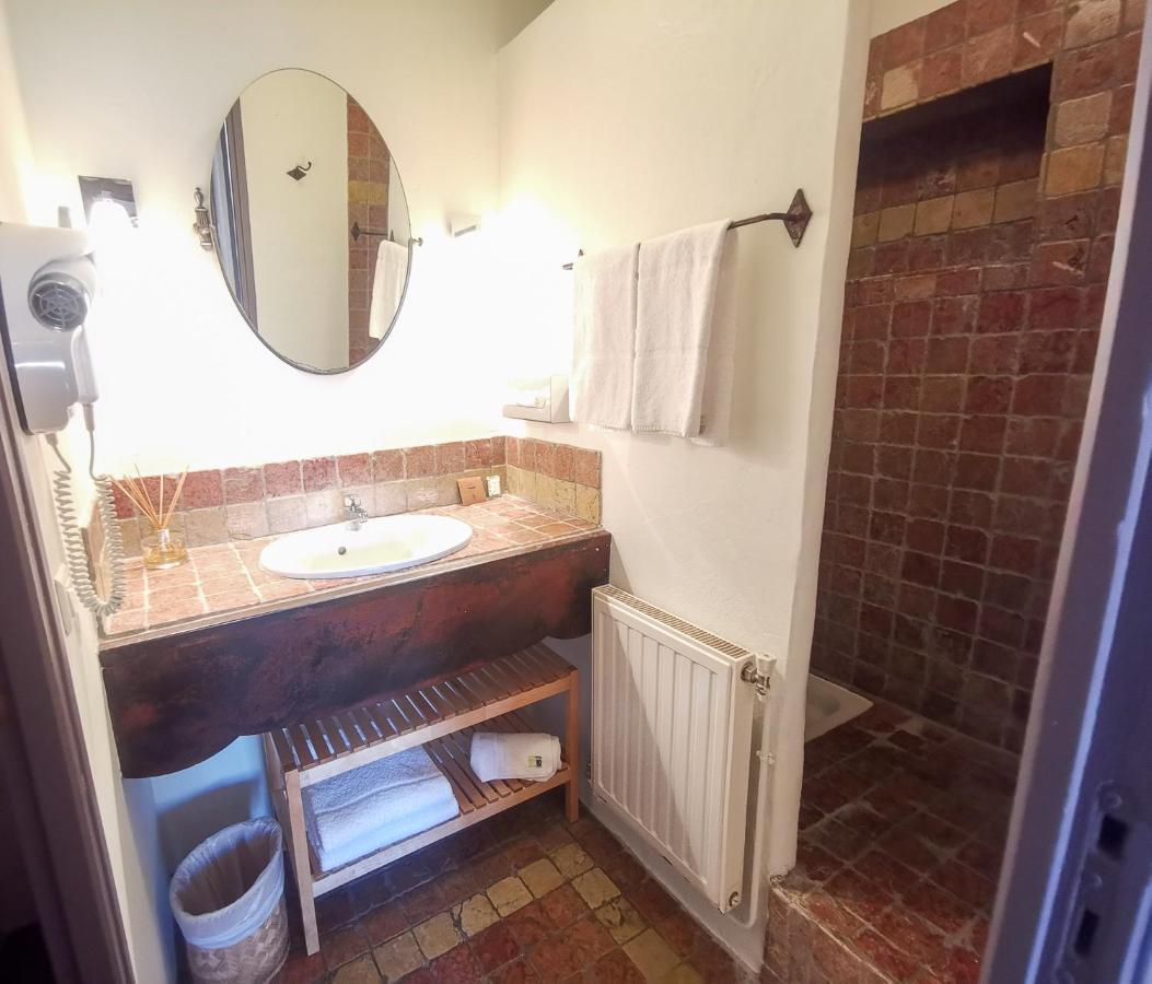 Hotel Sous Les Figuiers - Piscine, Parking, Centre 3*